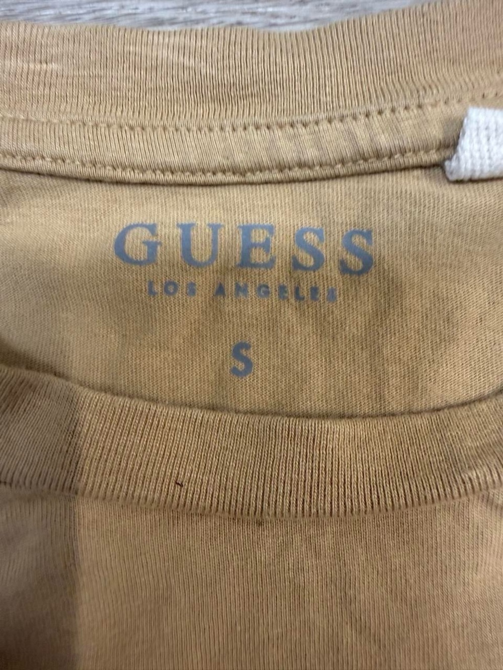 GUESS Men's Black & Tan Two-Tone Logo Tee - Picture 3 of 4